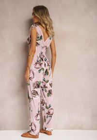 Renee - Jasnoróżowy Kombinezon o Taliowanym Kroju Bez Rękawów w Kwiaty Senivia. Kolor: różowy. Materiał: tkanina. Długość rękawa: bez rękawów. Wzór: kwiaty. Sezon: lato
