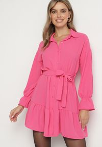 Born2be - Różowa Koszulowa Sukienka z Wiązanym Paskiem Stevania. Kolor: różowy. Materiał: materiał. Typ sukienki: koszulowe. Długość: mini #1