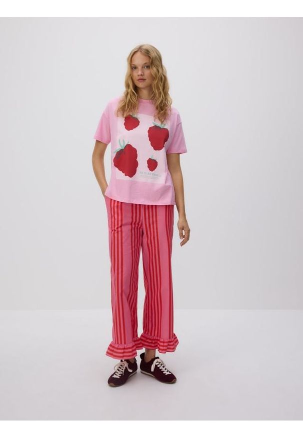 Reserved - T-shirt z nadrukiem - pastelowy róż. Kolor: różowy. Materiał: dzianina, bawełna. Wzór: nadruk
