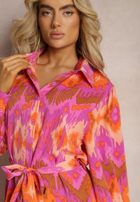 Renee - Fuksjowa Sukienka Midi o Koszulowym Fasonie Ozdobionym Wzorem w Stylu Etno Thailven. Kolor: różowy. Wzór: aplikacja. Typ sukienki: koszulowe. Styl: etno. Długość: midi