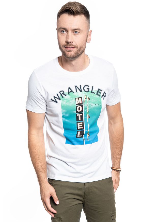 Wrangler - MĘSKI T-SHIRT WRANGLER SS GOOD TIMES TEE WHITE W7F8FK989. Kolor: biały