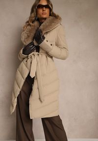 Renee - Beżowa Pikowana Kurtka o Eleganckim Kroju z Futerkiem i Wiązanym Paskiem Galinessa. Kolor: brązowy. Materiał: futro. Sezon: zima. Styl: elegancki #5