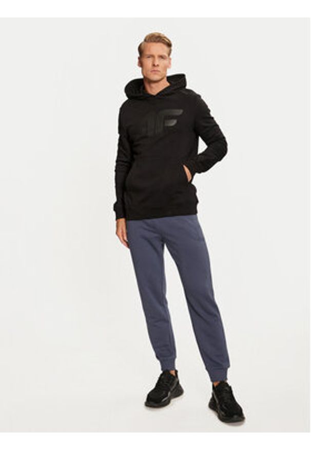 4f - 4F Spodnie dresowe 4FWMM00TTROM0942 Niebieski Regular Fit. Kolor: niebieski. Materiał: bawełna