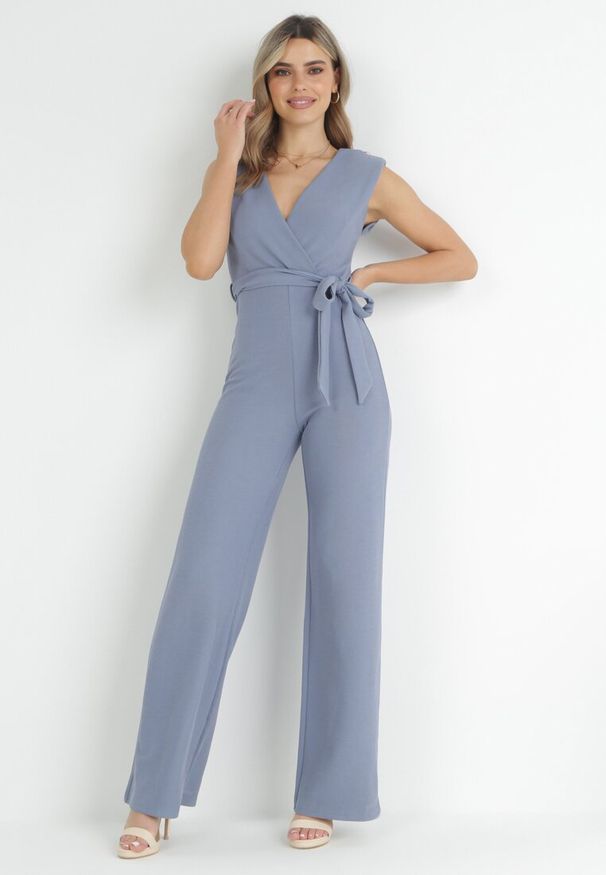 Born2be - Jasnoniebieski Kombinezon z Kopertowym Dekoltem i Wiązaniem w Talii Vannessa. Kolekcja: dla wysokich. Kolor: niebieski. Materiał: materiał, prążkowany. Długość: długie