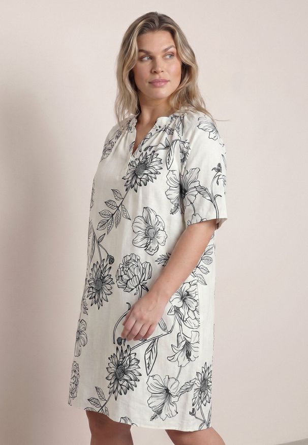 Born2be - Granatowo-Biała Sukienka z Wiskozy o Pudełkowym Kroju w Kwiatowy Print Reninca. Okazja: na co dzień. Kolekcja: plus size. Kolor: niebieski. Materiał: wiskoza. Wzór: nadruk, kwiaty. Sezon: lato. Typ sukienki: proste, dla puszystych. Styl: casual