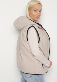 Born2be - Jasnobeżowa Dwustronna Kamizelka z Kapturem Zdobiona Pikowanymi Przeszyciami Tuliona. Okazja: na spacer. Typ kołnierza: kaptur. Kolekcja: plus size. Kolor: beżowy. Materiał: jeans. Wzór: aplikacja. Styl: elegancki #6