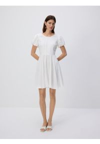 Reserved - Sukienka mini z ozdobną kokardą - biały. Typ kołnierza: kokarda. Kolor: biały. Materiał: wiskoza, tkanina. Długość: mini #1