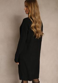 Renee - Czarna Sukienka Sweterkowa z Golfem Wełną Bawełną i Ozdobnym Splotem Reilenea. Okazja: na imprezę. Typ kołnierza: golf. Kolor: czarny. Materiał: wełna, bawełna. Wzór: ze splotem. Styl: elegancki #5
