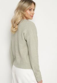 Born2be - Jasnozielony Kardigan o Klasycznym Kroju z Okrągłym Dekoltem Renfira. Okazja: na co dzień. Kolor: zielony. Materiał: jeans. Długość rękawa: długi rękaw. Długość: długie. Wzór: aplikacja. Styl: klasyczny #7