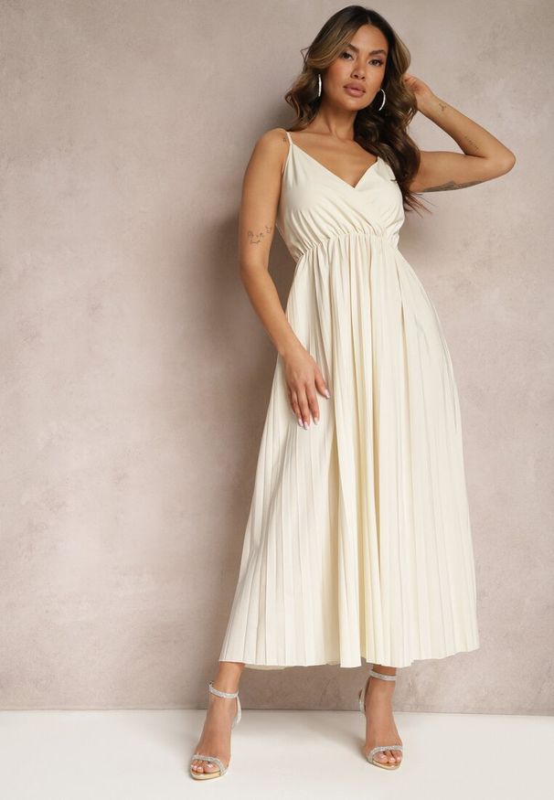 Renee - Jasnobeżowa Długa Sukienka Kopertowa o Rozkloszowanym Kroju na Ramiączkach Kaemera. Kolor: beżowy. Długość rękawa: na ramiączkach. Typ sukienki: kopertowe. Długość: maxi