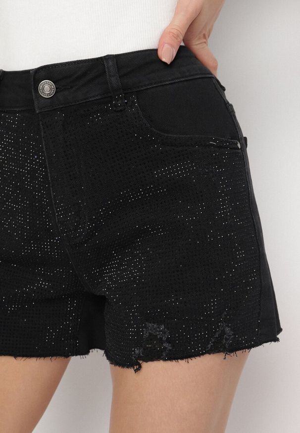 Born2be - Czarne Klasyczne Szorty Jeansowe z Wysokim Stanem Nusavira. Okazja: na co dzień. Stan: podwyższony. Kolor: czarny. Materiał: jeans. Wzór: aplikacja. Styl: klasyczny
