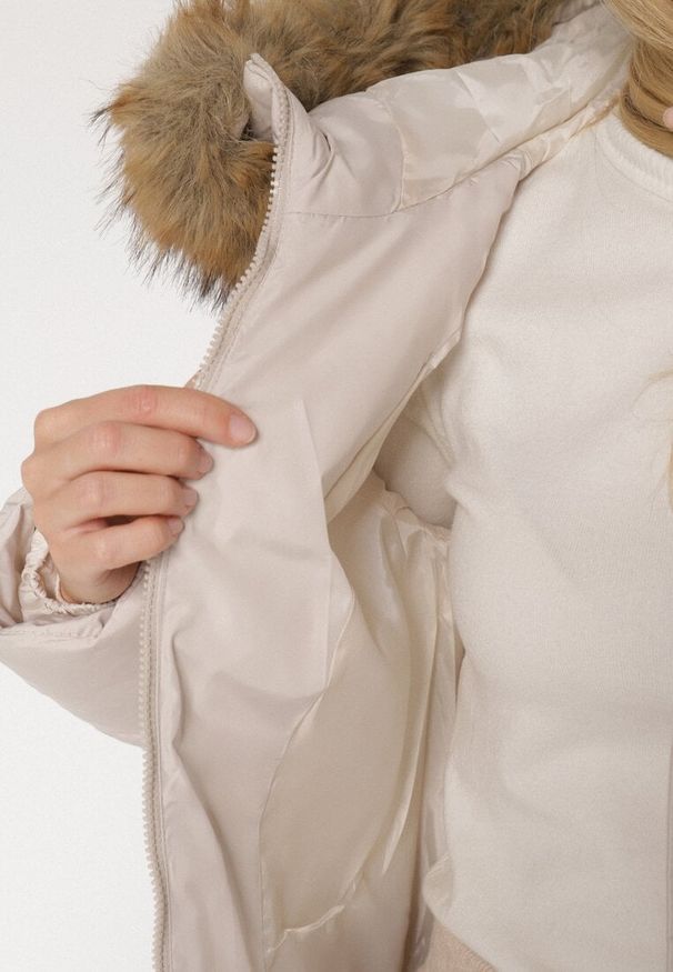 Born2be - Beżowa Pikowana Kurtka z Paskiem Nieodpinanym Kapturem i Futerkiem Retinda. Okazja: na co dzień, na spacer. Kolor: beżowy. Materiał: futro. Styl: casual