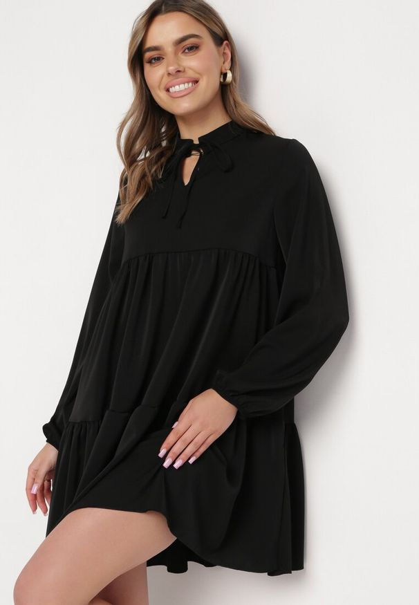 Born2be - Czarna Rozkloszowana Sukienka z Falbanką Uxaria. Typ kołnierza: kołnierz z falbankami. Kolor: czarny. Długość rękawa: długi rękaw. Wzór: aplikacja. Styl: elegancki