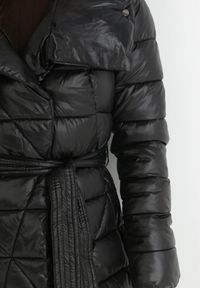 Born2be - Czarna Kurtka za Kolano z Wiązanym Paskiem i Kapturem Chlyrie. Kolor: czarny. Materiał: materiał. Długość: długie. Sezon: zima, jesień #2