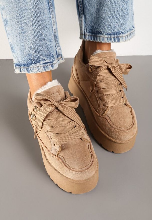 Renee - Ciemnobeżowe Sneakersy z Ekozamszu na Grubej Podeszwie Wyściełane Futerkiem Senavel. Okazja: na spacer. Zapięcie: sznurówki. Kolor: beżowy. Materiał: futro. Sezon: jesień. Sport: turystyka piesza