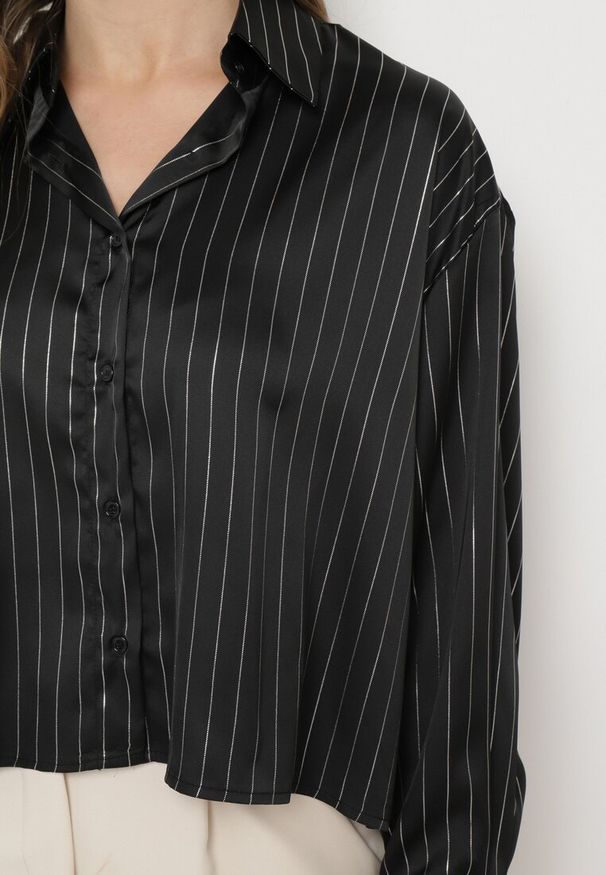 Born2be - Czarna Koszula Oversize Ozdobiona Metaliczną Nicią Ivenna. Okazja: na co dzień. Typ kołnierza: kołnierzyk klasyczny. Kolor: czarny. Materiał: materiał, tkanina. Długość: długie. Wzór: aplikacja. Styl: casual, klasyczny