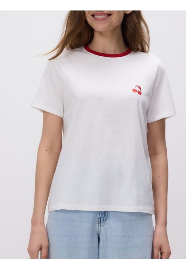 Reserved - T-shirt z drobnym haftem - złamana biel. Materiał: bawełna, dzianina. Wzór: haft