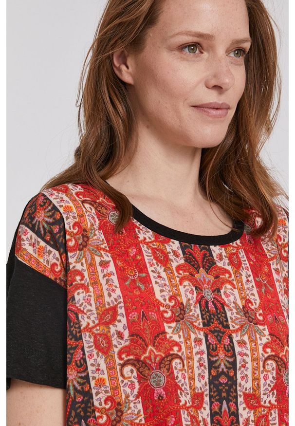 Desigual - T-shirt. Okazja: na co dzień. Kolor: czarny. Materiał: dzianina. Styl: casual