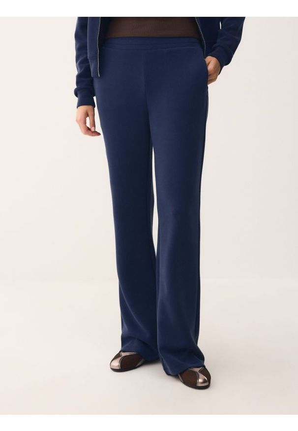Reserved - Spodnie z modalem - granatowy. Kolor: niebieski. Materiał: dzianina