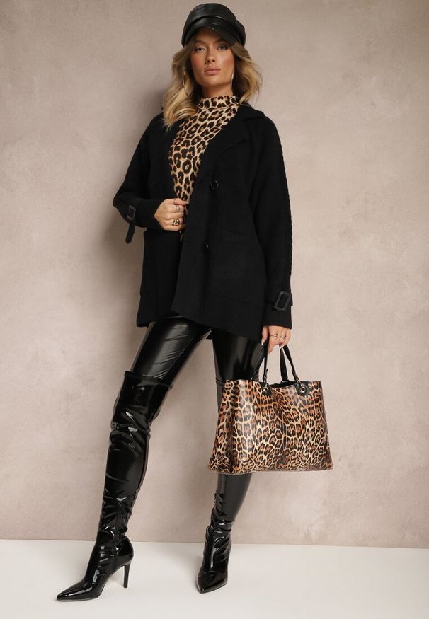 Renee - Czarny Dwurzędowy Płaszcz z Bawełną Guzikami i Ściągaczami przy Rękawach Ililina. Okazja: na spotkanie biznesowe. Kolor: czarny. Materiał: bawełna. Długość: długie. Sezon: zima, jesień. Styl: wizytowy, biznesowy, klasyczny