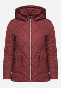 Born2be - Czerwona Pikowana Kurtka z Kapturem i Ozdobnymi Suwakami Carnaye. Okazja: na co dzień, na spacer. Typ kołnierza: kaptur. Kolekcja: plus size. Kolor: czerwony. Materiał: jeans. Styl: sportowy, casual, elegancki #2