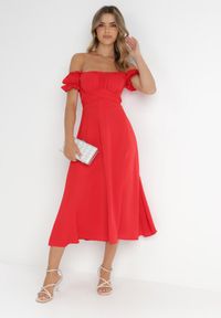 Born2be - Czerwona Sukienka Midi z Dekoltem Carmen i Bufiastymi Rękawkami Amarhis. Okazja: na co dzień, na imprezę. Typ kołnierza: typu carmen. Kolor: czerwony. Wzór: aplikacja. Typ sukienki: proste. Długość rękawa: krótki rękaw. Sezon: lato. Styl: klasyczny, casual, elegancki. Długość: midi #4