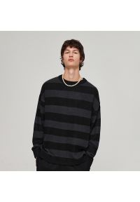 House - Sweter oversize w czarno-szare paski - Czarny. Kolor: czarny. Wzór: paski #1