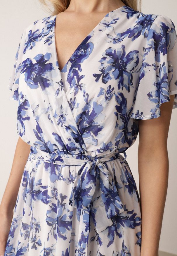 Born2be - Niebieska Kopertowa Sukienka w Kwiaty z Wiązanym Paskiem i Brokatem Hilingea. Okazja: do pracy, na co dzień, na imprezę. Kolor: niebieski. Wzór: kwiaty. Typ sukienki: kopertowe. Styl: elegancki, casual. Długość: midi