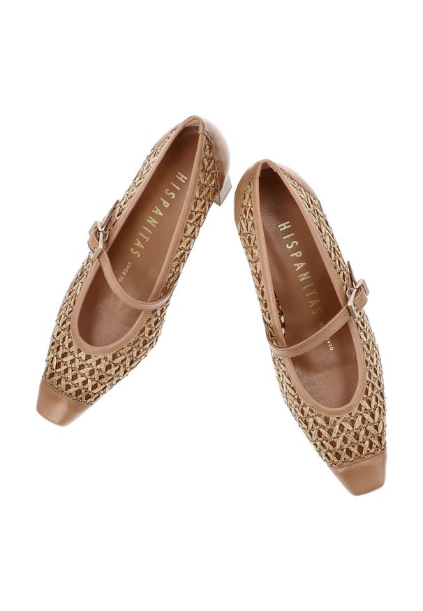 Czółenka damskie Hispanitas, z łączonych materiałów z ażurową cholewką o plecionym wykończeniu stabilny obcas o słupkowym kształcie, beżowe, RHV26460. Okazja: na spotkanie biznesowe. Zapięcie: pasek. Kolor: beżowy. Szerokość cholewki: normalna. Wzór: ażurowy. Materiał: materiał. Obcas: na obcasie. Styl: elegancki, biznesowy. Wysokość obcasa: średni