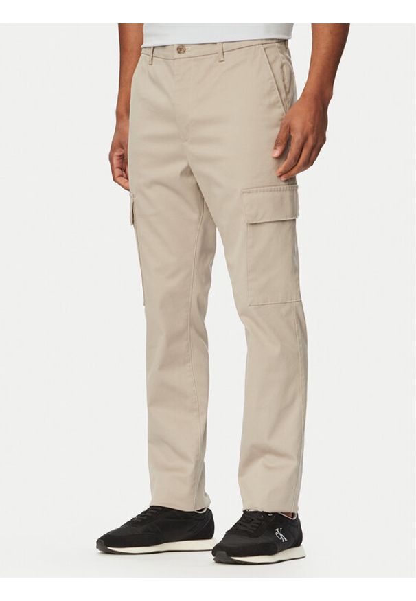 Calvin Klein Spodnie cargo LV04LC619G Beżowy Slim Fit. Kolor: beżowy. Materiał: bawełna