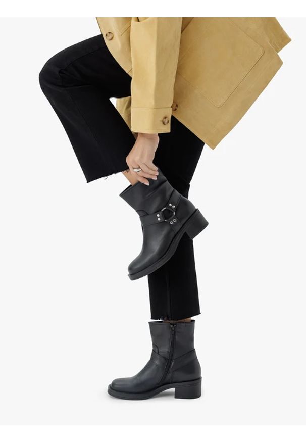 Ryłko - Czarne botki biker boots ze skóry licowej. Zapięcie: zamek. Kolor: czarny. Materiał: skóra. Szerokość cholewki: normalna. Obcas: na obcasie. Styl: street. Wysokość obcasa: średni