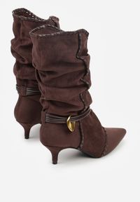 Renee - Brązowe Botki na Kaczuszce Slouchy Ozdobione Metaliczną Aplikacją i Sznurkiem Avodvire. Okazja: na randkę, na co dzień. Kolor: brązowy. Materiał: jeans. Wzór: aplikacja. Obcas: na szpilce. Styl: klasyczny, casual, elegancki, boho #4
