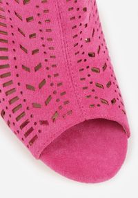 Born2be - Fuksjowe Ażurowe Sandały Vices na Obcasie Ozdobione Wycięciem i Klamrą Felindrel. Okazja: na co dzień. Zapięcie: klamry. Kolor: różowy. Materiał: skóra. Wzór: aplikacja, ażurowy. Obcas: na obcasie. Styl: casual. Wysokość obcasa: średni #2