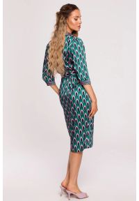 MOE - Satynowa sukienka kopertowa z dekoltem V i wiązaniem zielona. Okazja: na ślub cywilny, na wesele, na imprezę. Kolor: zielony. Materiał: satyna. Typ sukienki: kopertowe #3