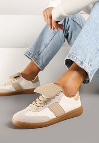 Renee - Beżowe Sznurowane Płaskie Sneakersy z Geometrycznym Wzorem Felilva. Okazja: na co dzień. Zapięcie: sznurówki. Kolor: beżowy. Materiał: jeans. Wzór: geometria #1