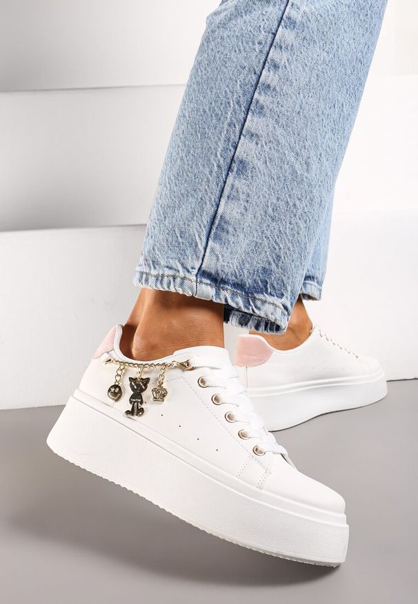 Renee - Biało-Różowe Sznurowane Sneakersy z Ekoskóry na Platformie z Łańcuszkiem i Zawieszkami Salvania. Nosek buta: okrągły. Zapięcie: sznurówki. Kolor: biały. Materiał: materiał. Obcas: na platformie. Wysokość obcasa: niski