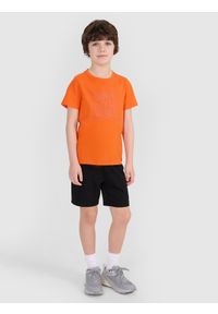 4f - 4F T-shirt regular z nadrukiem chłopięcy - pomarańczowy 128 (7-8 lat). Okazja: na co dzień. Kolor: pomarańczowy. Materiał: dzianina, bawełna, jersey. Długość rękawa: krótki rękaw. Długość: krótkie. Wzór: nadruk. Sezon: lato. Styl: klasyczny, sportowy, casual