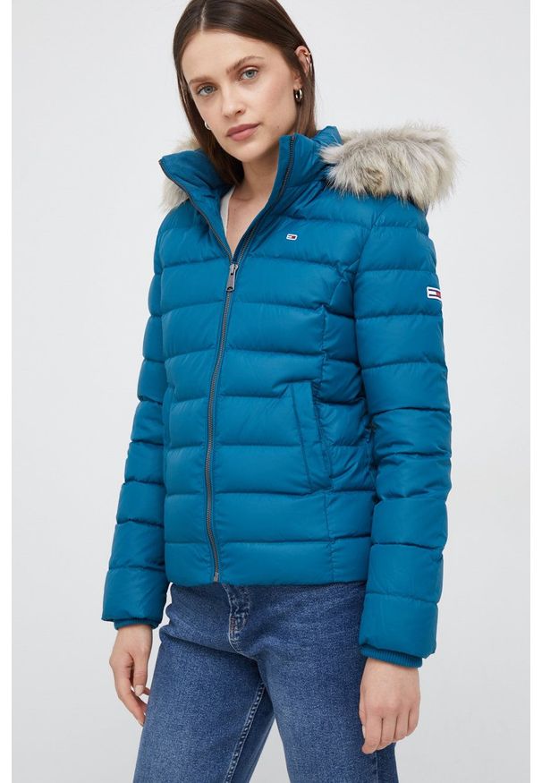Tommy Jeans kurtka puchowa DW0DW08588.9BYY damska zimowa. Okazja: na co dzień. Kolor: turkusowy. Materiał: puch. Sezon: zima. Styl: casual