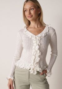 Born2be - Biała Prążkowana Bluzka z Wiskozą Ozdobiona Falbanami Pronasia. Okazja: na co dzień. Kolor: biały. Materiał: prążkowany, wiskoza. Wzór: aplikacja. Styl: casual, elegancki, klasyczny #6
