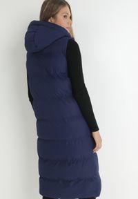 Born2be - Granatowa Kamizelka Długa z Kapturem Pikowana Ardrae. Typ kołnierza: kaptur. Kolor: niebieski. Materiał: materiał. Długość rękawa: bez rękawów. Długość: długie. Sezon: wiosna, jesień. Styl: klasyczny #3