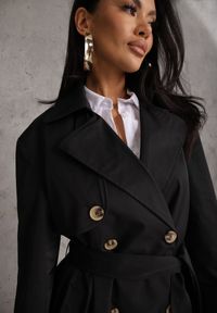 Renee - Czarny Płaszcz Trencz z Bawełny i Wiskozy z Wiązanym Paskiem i Klapą Lissien. Kolor: czarny. Materiał: wiskoza, bawełna #7