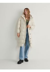 Reserved - Długa kurtka z wiązaniem - kremowy. Kolor: kremowy. Materiał: tkanina. Długość: długie. Styl: klasyczny #1