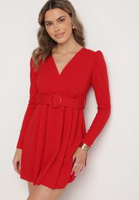 Born2be - Czerwona Sukienka Rozkloszowana z Ozdobnym Paskiem Evilevi. Okazja: na spotkanie biznesowe. Typ kołnierza: dekolt w kształcie V. Kolor: czerwony. Długość rękawa: długi rękaw. Styl: klasyczny, biznesowy #2