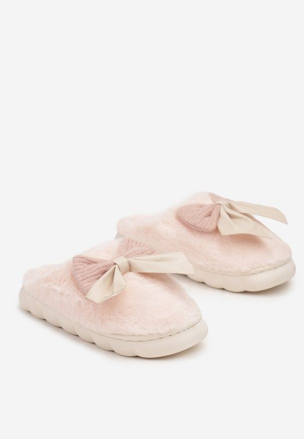 Born2be - Różowe Kapcie z Futerkiem i Ozdobną Kokardką Naolise. Okazja: do domu. Kolor: różowy. Materiał: futro