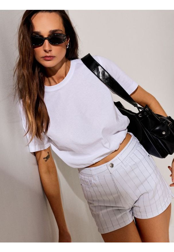 Sinsay - Jeansowe szorty mom z wysokim stanem i dżetami - biały. Stan: podwyższony. Kolor: biały. Materiał: jeans