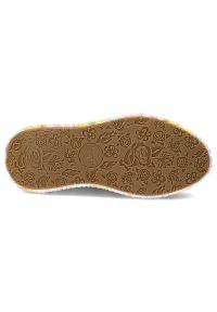 Sneakersy damskie Laura Vita, podwyższona podeszwa z wielokolorowym wzorem na obwodzie oraz perforowane panele na cholewce, różowe, 57 SL26803-57B. Okazja: na co dzień, na spacer, do pracy. Zapięcie: zamek. Kolor: różowy. Szerokość cholewki: normalna. Wzór: kolorowy, aplikacja, kwiaty. Sezon: lato, wiosna. Styl: elegancki, casual #4