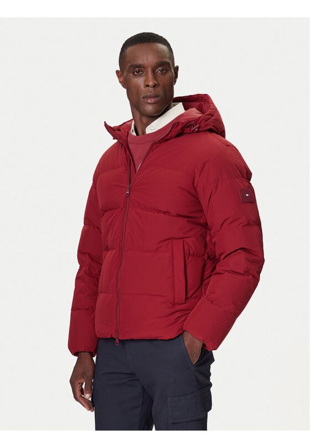 TOMMY HILFIGER - Tommy Hilfiger Kurtka puchowa MW0MW40616 Czerwony Regular Fit. Kolor: czerwony. Materiał: syntetyk