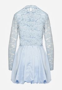 Renee - Niebieska Koronkowa Sukienka Bombka o Rozkloszowanym Kroju z Wycięciem Desoriel. Okazja: na co dzień, na ślub cywilny, na wesele. Kolor: niebieski. Materiał: koronka. Typ sukienki: bombki. Styl: casual, elegancki #8