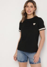 Born2be - Czarny T-shirt z Bawełny Ozdobiony Sercem Firiane. Okazja: na co dzień. Kolor: czarny. Materiał: bawełna. Wzór: aplikacja. Styl: klasyczny, casual #5
