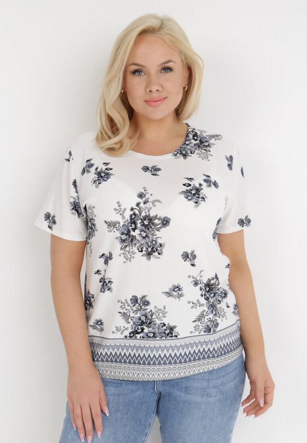 Born2be - Biało-Szara Bluzka Delastis. Okazja: na co dzień. Kolekcja: plus size. Kolor: biały. Materiał: jeans. Długość: krótkie. Wzór: kwiaty, aplikacja. Styl: klasyczny, casual